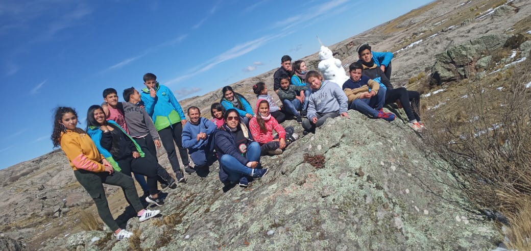 Entrega TV a escuela de montaña 